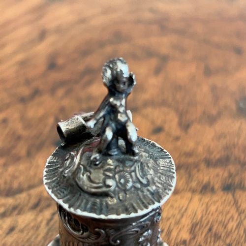 SMALL CONTINENTAL SILVER TANKARD DECORATED WITH CHERUBS HANAU LATE 19TH C - ADDITIONAL PHOTO 2