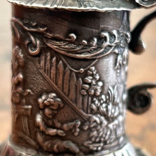 SMALL CONTINENTAL SILVER TANKARD DECORATED WITH CHERUBS HANAU LATE 19TH C - ADDITIONAL PHOTO 3