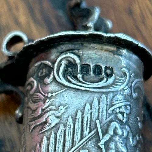 SMALL CONTINENTAL SILVER TANKARD DECORATED WITH CHERUBS HANAU LATE 19TH C - ADDITIONAL PHOTO 5