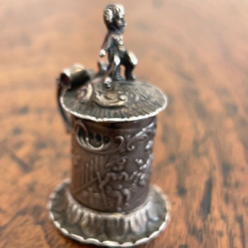 SMALL CONTINENTAL SILVER TANKARD DECORATED WITH CHERUBS HANAU LATE 19TH C - ADDITIONAL PHOTO 8