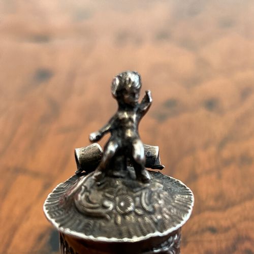 SMALL CONTINENTAL SILVER TANKARD DECORATED WITH CHERUBS HANAU LATE 19TH C - ADDITIONAL PHOTO 9