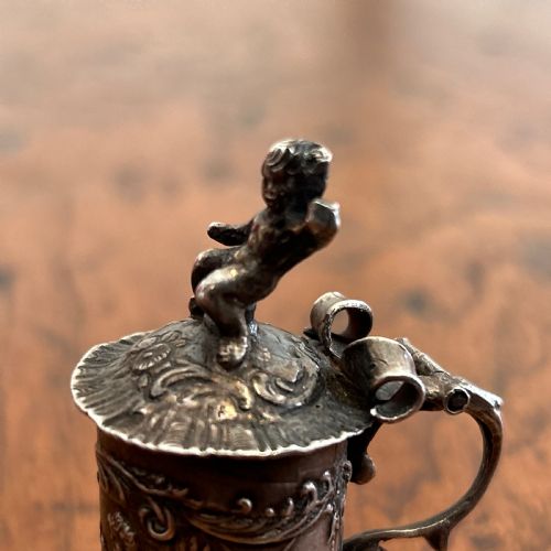 SMALL CONTINENTAL SILVER TANKARD DECORATED WITH CHERUBS HANAU LATE 19TH C - ADDITIONAL PHOTO 10