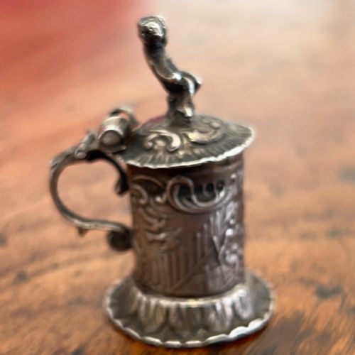 SMALL CONTINENTAL SILVER TANKARD DECORATED WITH CHERUBS HANAU LATE 19TH C - ADDITIONAL PHOTO 13