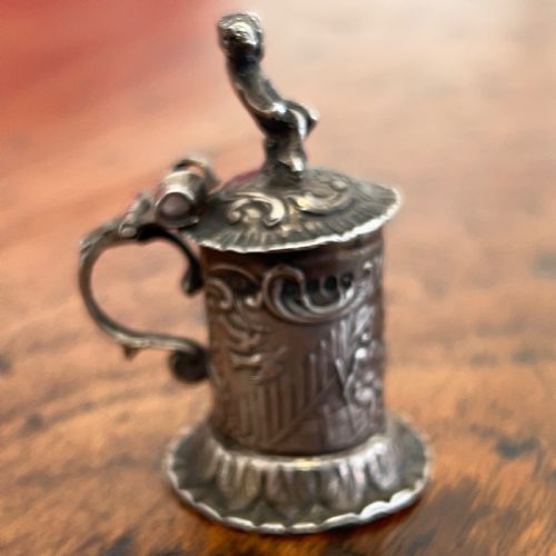 SMALL CONTINENTAL SILVER TANKARD DECORATED WITH CHERUBS HANAU LATE 19TH C - ADDITIONAL PHOTO 14