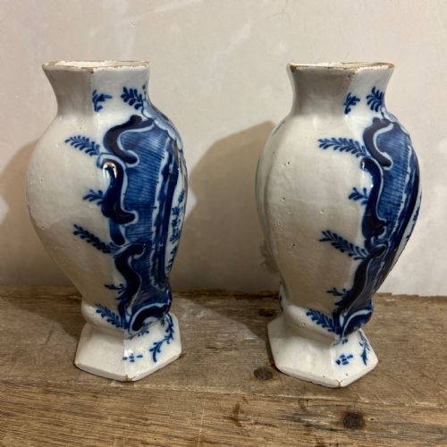 PAIR OF 18THC DELFT VASE FROM THE DE KLAUUW FACTORY - ADDITIONAL PHOTO 1
