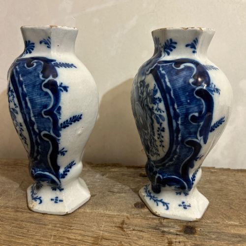PAIR OF 18THC DELFT VASE FROM THE DE KLAUUW FACTORY - ADDITIONAL PHOTO 2
