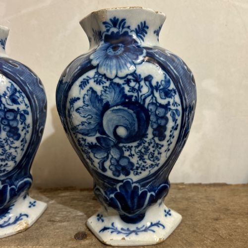 PAIR OF 18THC DELFT VASE FROM THE DE KLAUUW FACTORY - ADDITIONAL PHOTO 3