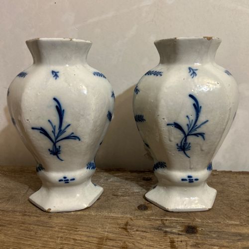 PAIR OF 18THC DELFT VASE FROM THE DE KLAUUW FACTORY - ADDITIONAL PHOTO 4