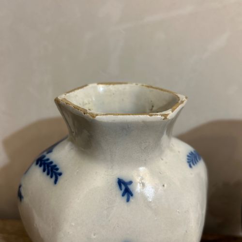 PAIR OF 18THC DELFT VASE FROM THE DE KLAUUW FACTORY - ADDITIONAL PHOTO 5