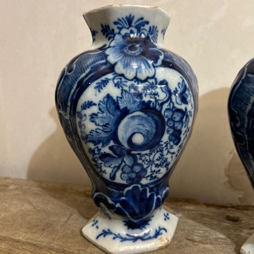 PAIR OF 18THC DELFT VASE FROM THE DE KLAUUW FACTORY - ADDITIONAL PHOTO 6