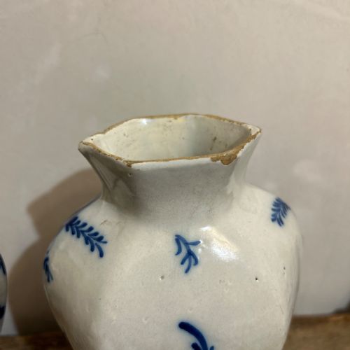 PAIR OF 18THC DELFT VASE FROM THE DE KLAUUW FACTORY - ADDITIONAL PHOTO 7