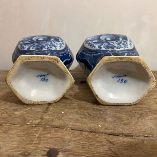 PAIR OF 18THC DELFT VASE FROM THE DE KLAUUW FACTORY - ADDITIONAL PHOTO 10