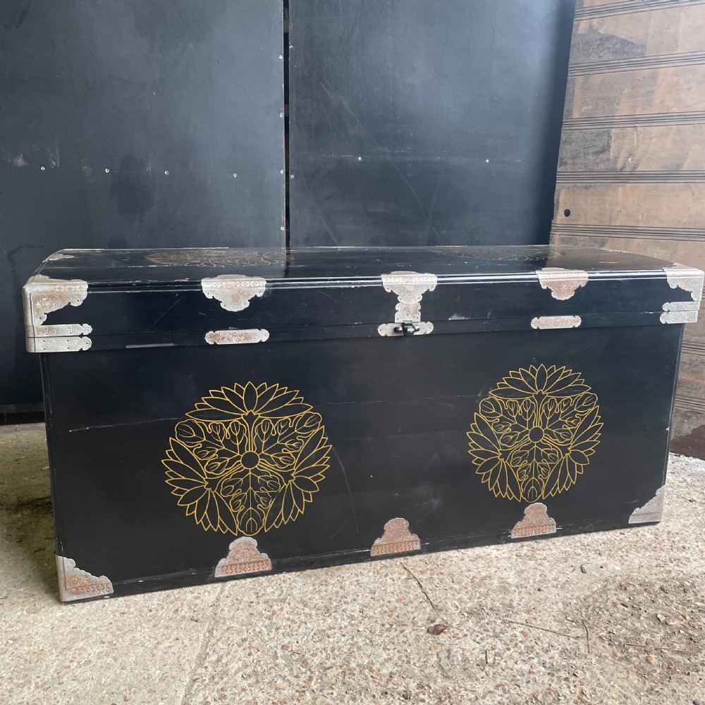 Rare Japanese lacquer Trunk Nagamochi