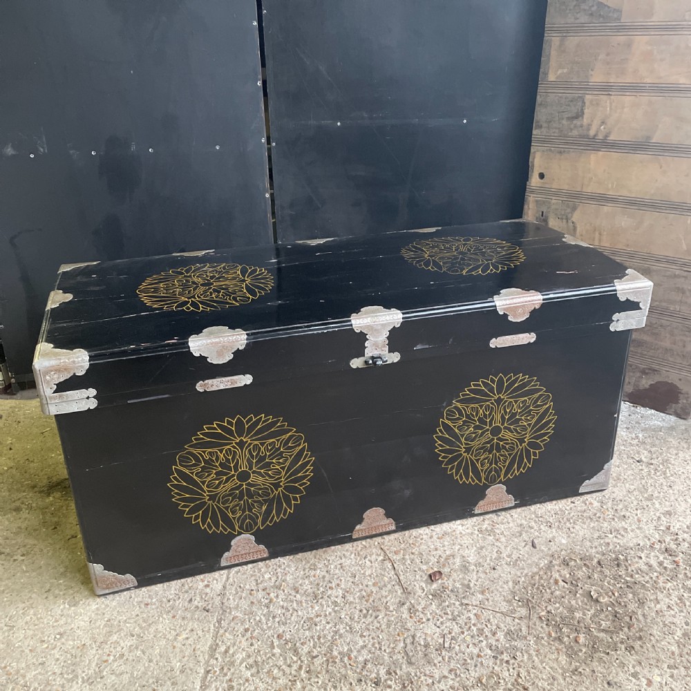 Rare Japanese lacquer Trunk Nagamochi View II