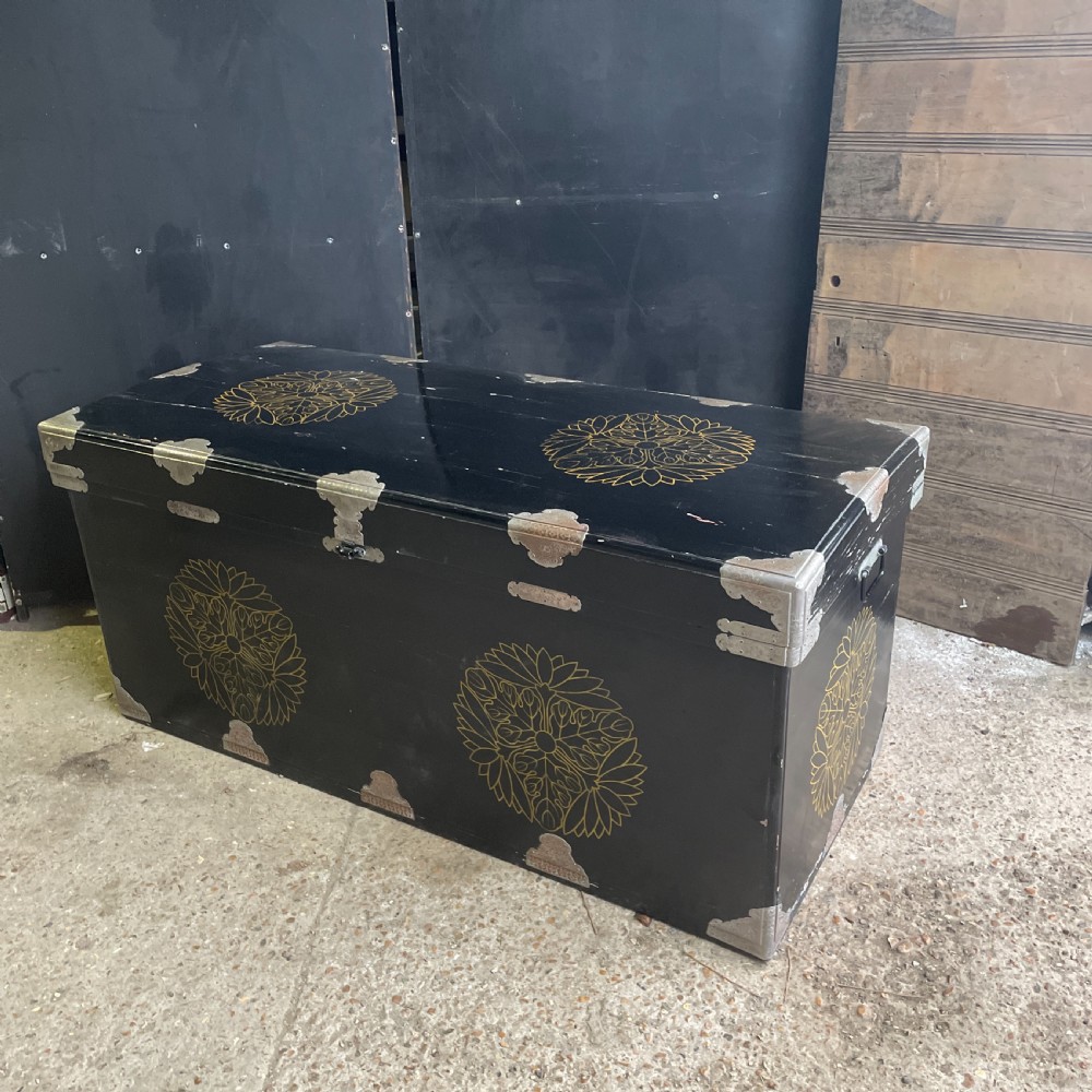 Rare Japanese lacquer Trunk Nagamochi View IV