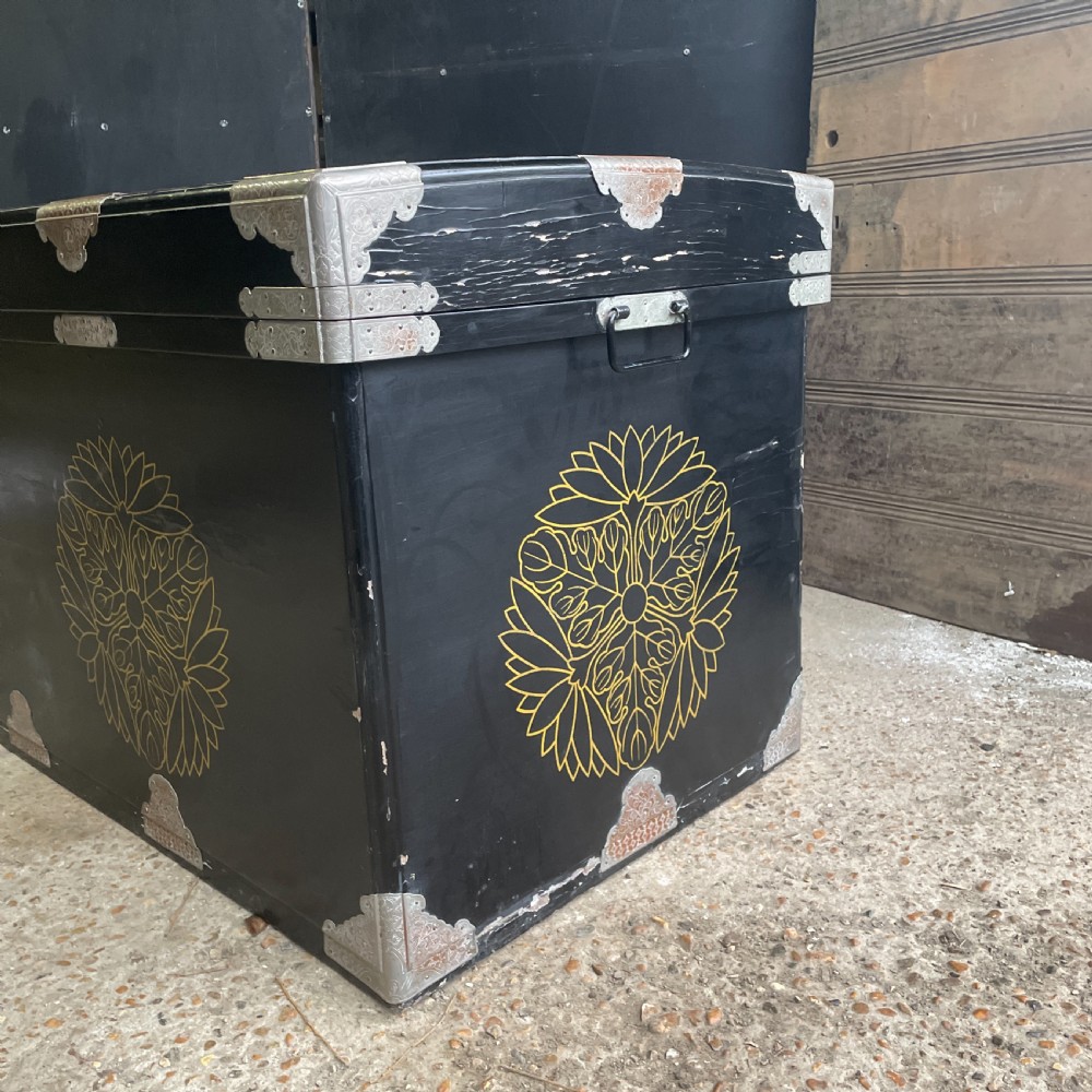 Rare Japanese lacquer Trunk Nagamochi View V