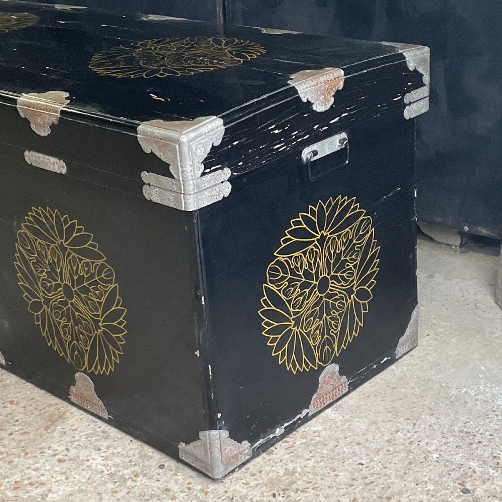 Rare Japanese lacquer Trunk Nagamochi View VI