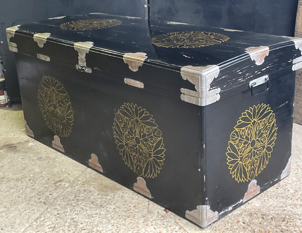 Rare Japanese lacquer Trunk Nagamochi View VII