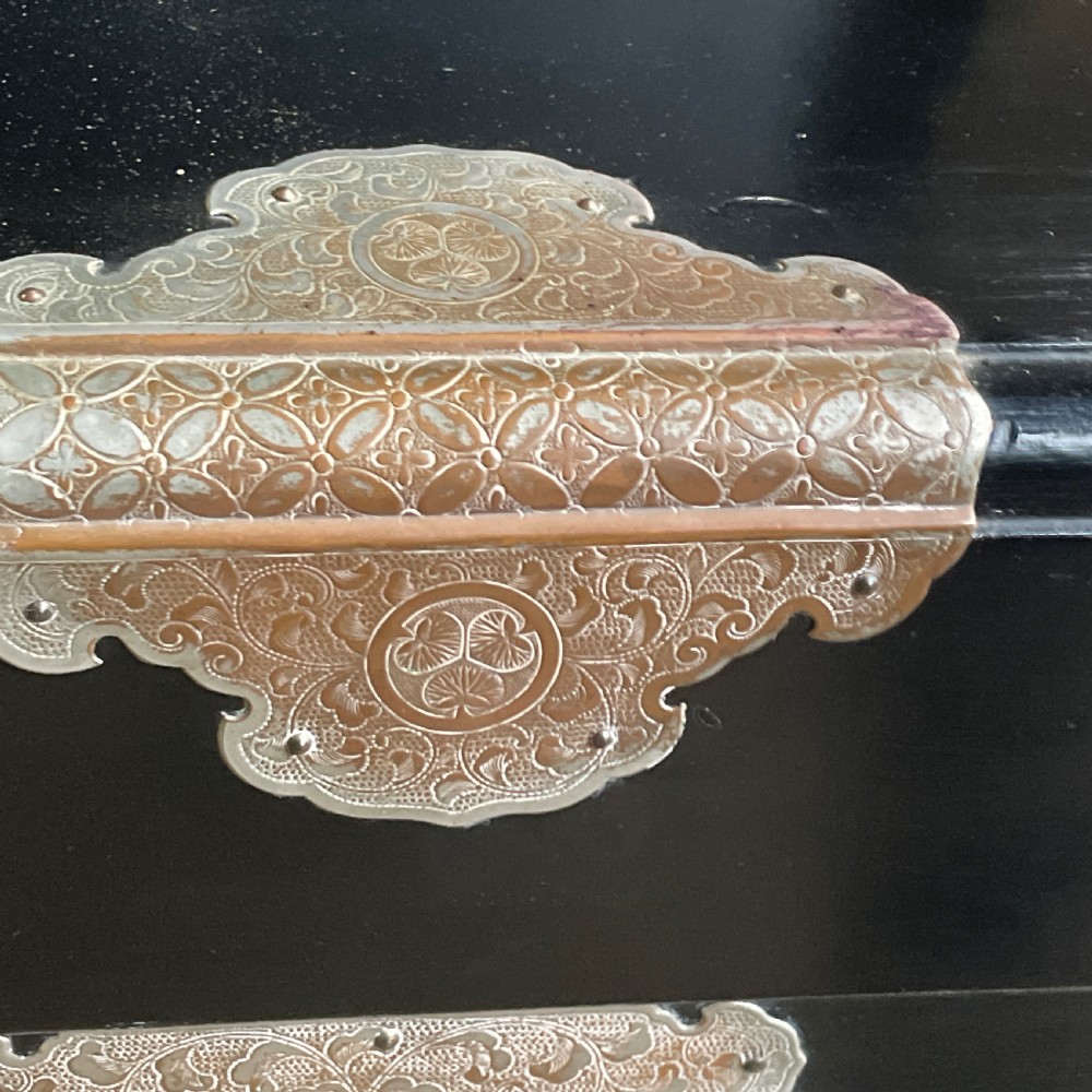 Rare Japanese lacquer Trunk Nagamochi View VIII