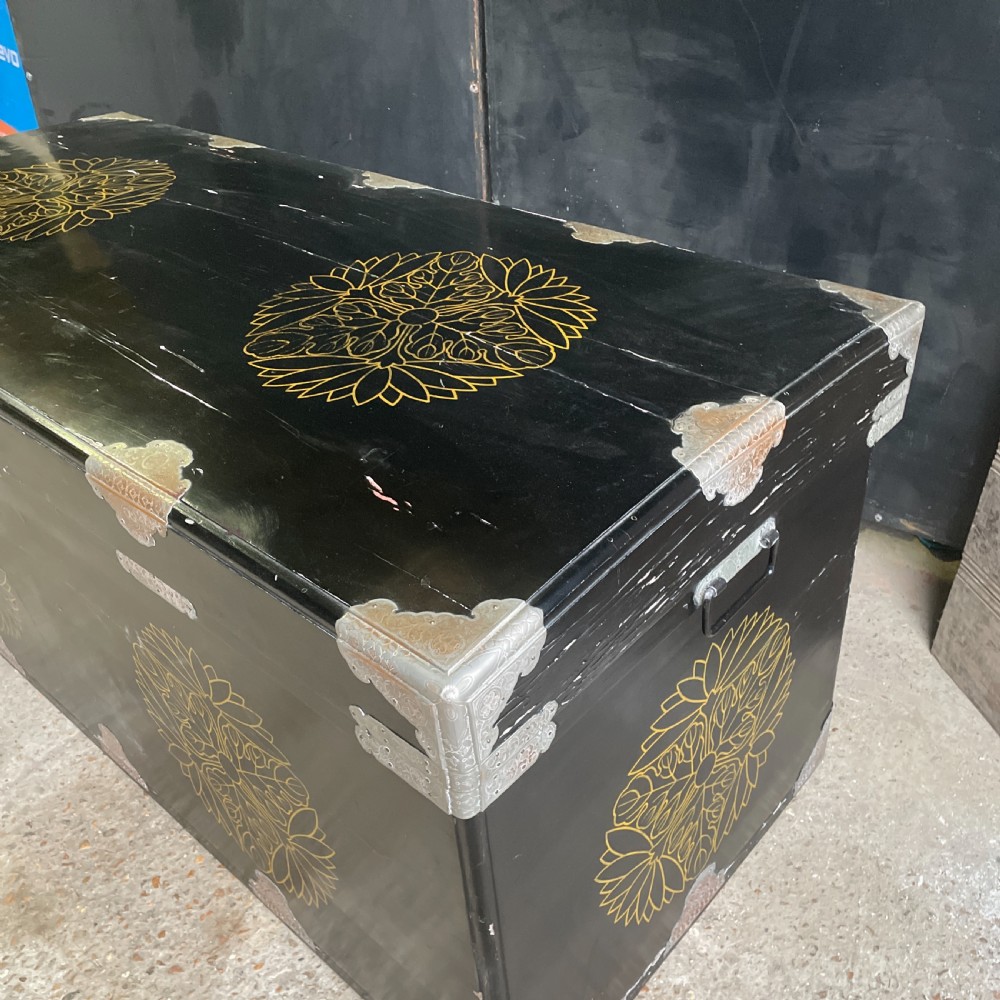 Rare Japanese lacquer Trunk Nagamochi View XI
