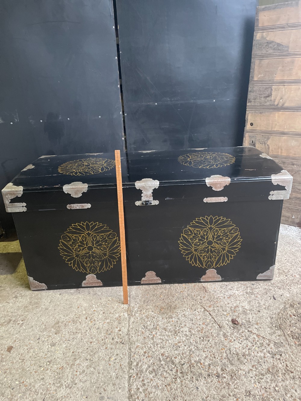 Rare Japanese lacquer Trunk Nagamochi View XII