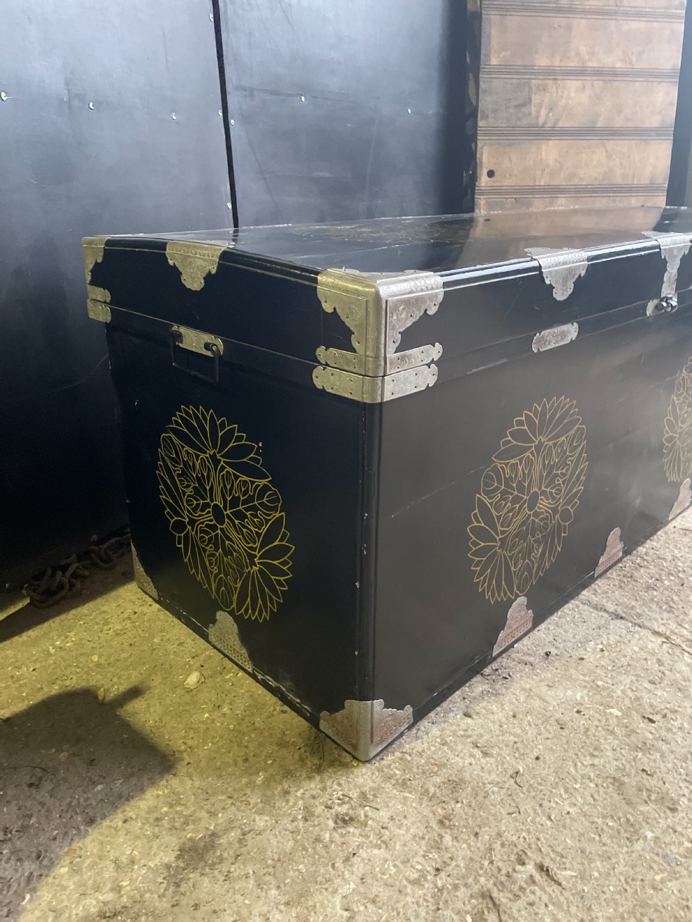 Rare Japanese lacquer Trunk Nagamochi View XIII