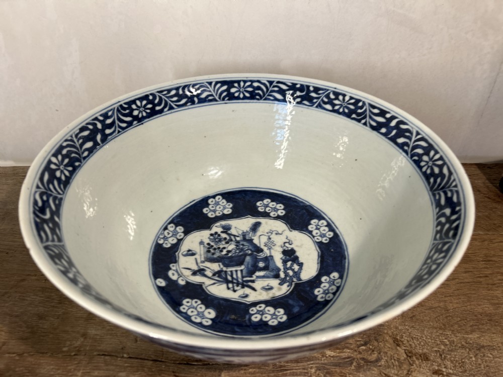 Large 19thc Chinese  Blue & White bowl decorated in the antiques pattern View IV