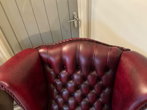 SUPERB PAIR OF RED LEATHER WING ARM CHAIRS - ADDITIONAL PHOTO 3