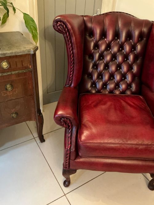 SUPERB PAIR OF RED LEATHER WING ARM CHAIRS - ADDITIONAL PHOTO 7