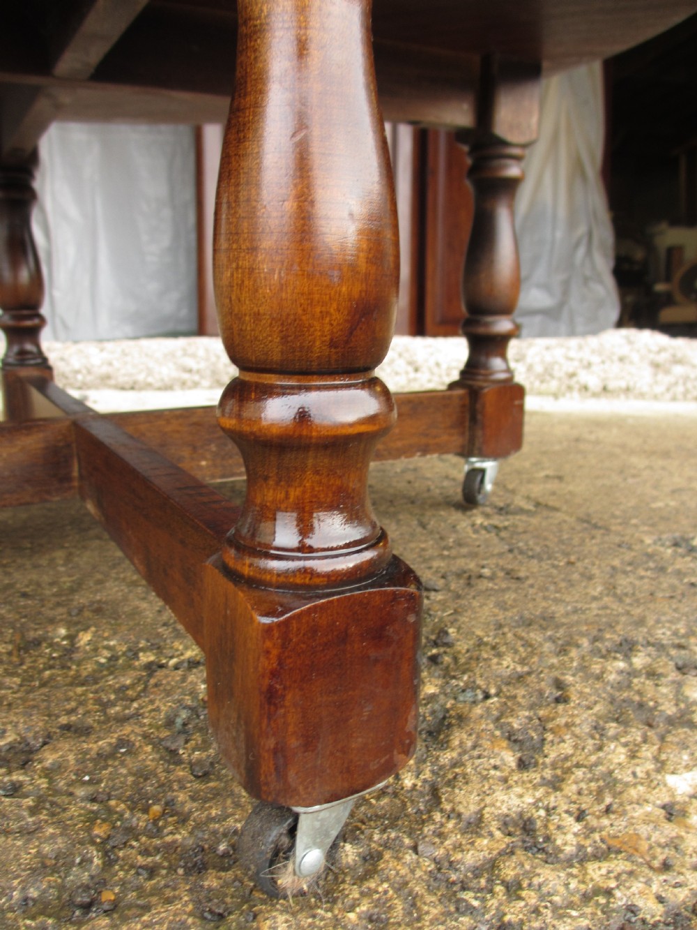 Oak circular coffee table  View VIII
