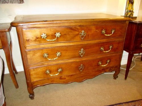 18th Century Serpentine Commode in Chestnut