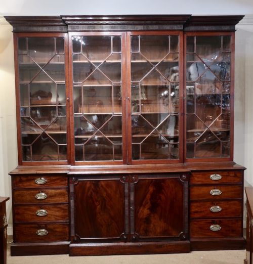 18th Century Breakfront Bookcase in Mahogany