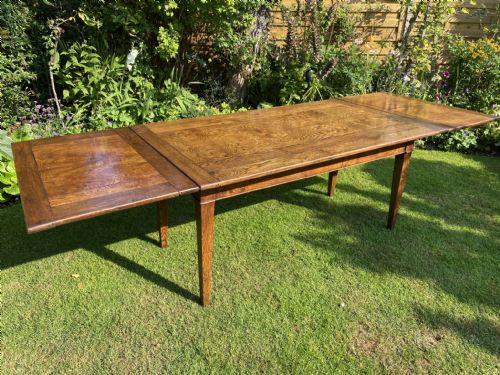 Large Extending Country Table