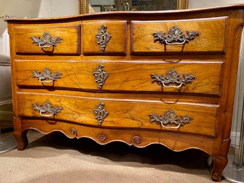 18th Century Serpentine Fronted Commode in Walnut