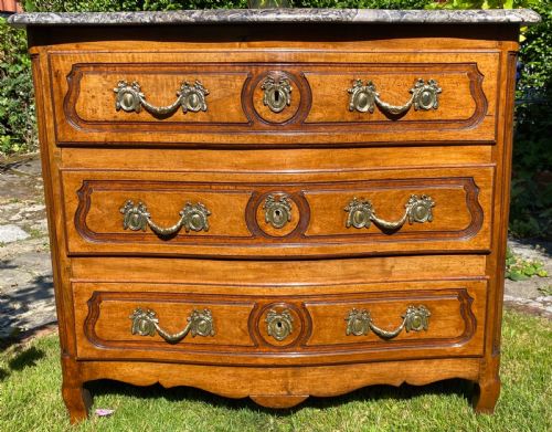 18th Century Serpentine Fronted Commode in Walnut