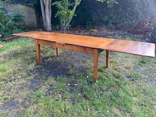 Large Extending Country Table