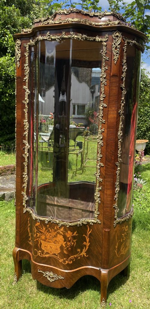 SERPENTINE FRONTED CABINET WITH ORMOLU AND MARQUETRY INLAY - ADDITIONAL PHOTO 1