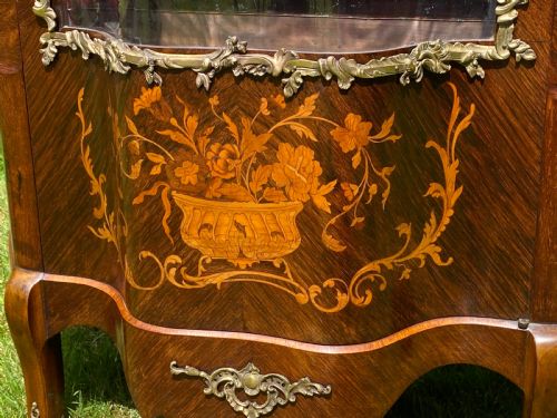 SERPENTINE FRONTED CABINET WITH ORMOLU AND MARQUETRY INLAY - ADDITIONAL PHOTO 4