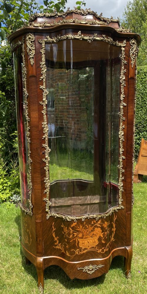 SERPENTINE FRONTED CABINET WITH ORMOLU AND MARQUETRY INLAY - ADDITIONAL PHOTO 5