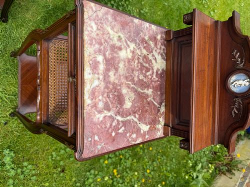 PAIR OF FINE QUALITY BEDSIDE TABLES - ADDITIONAL PHOTO 4