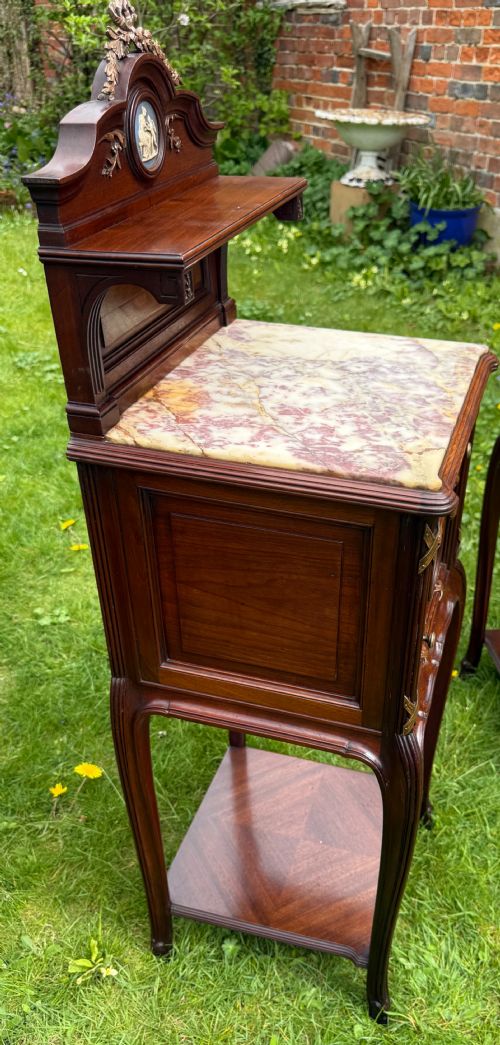 PAIR OF FINE QUALITY BEDSIDE TABLES - ADDITIONAL PHOTO 6