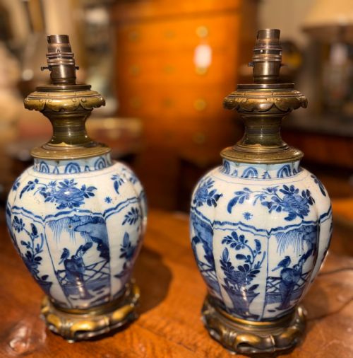 A PAIR OF 18TH CENTURY DELFT LAMPS - ADDITIONAL PHOTO 1