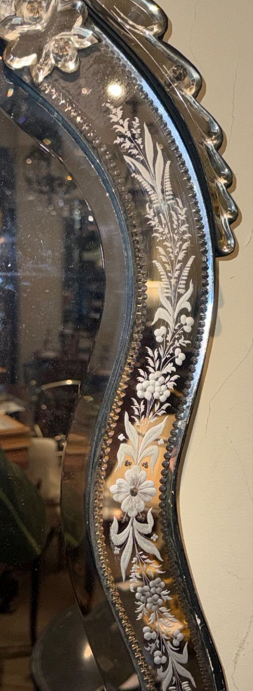 FINE QUALITY VENETIAN MIRROR - ADDITIONAL PHOTO 1