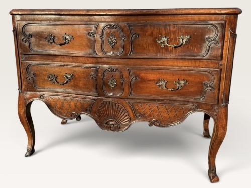 18th Century Serpentine Fronted Commode in Walnut