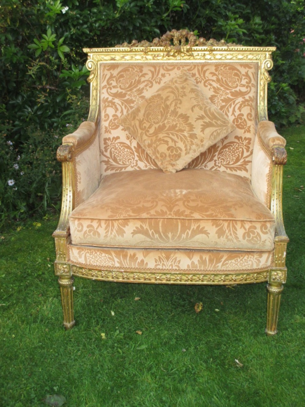 A French gilt marquise or love seat