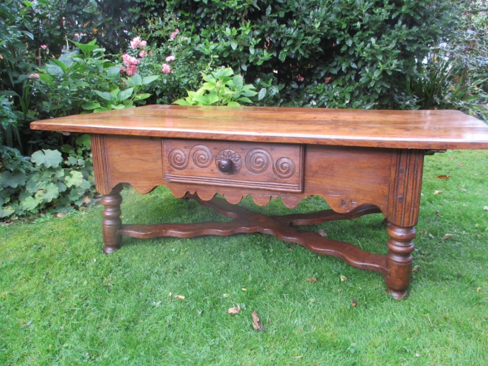 18th Century Coffee table in Walnut