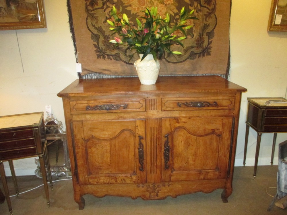 Burr Ash Buffet 