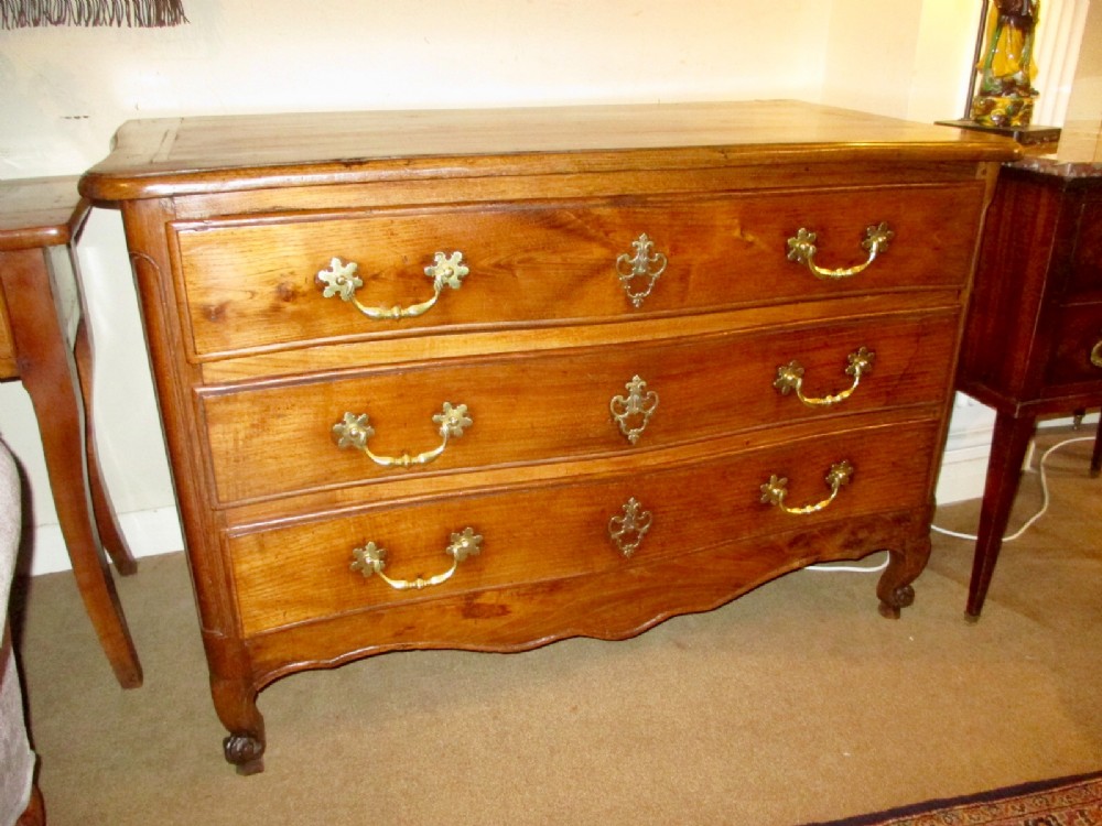 18th Century Serpentine Commode in Chestnut 