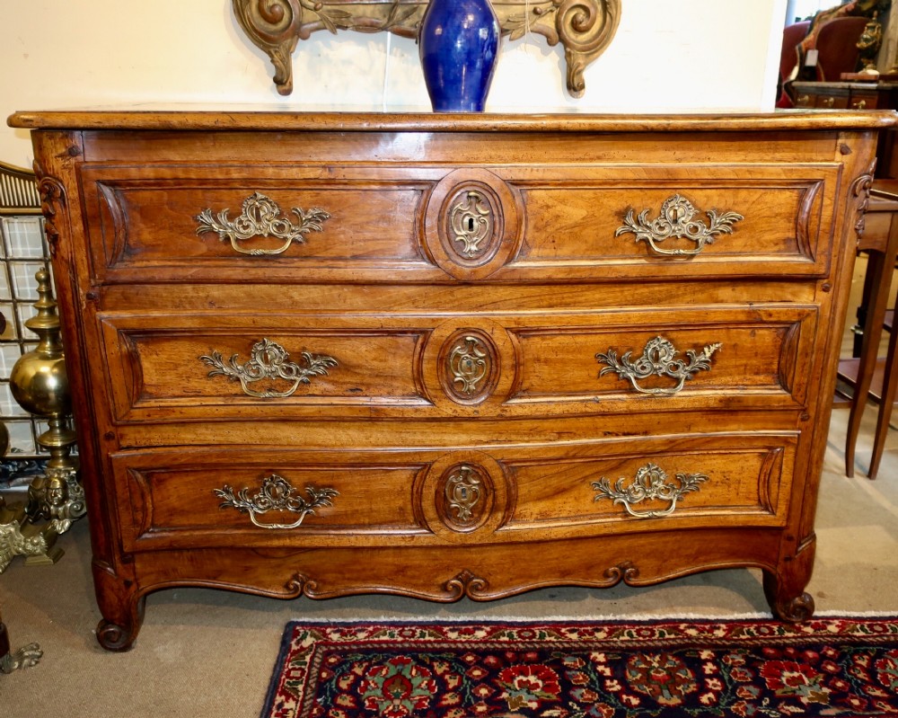 18th Century French Serpentine Commode in Walnut 