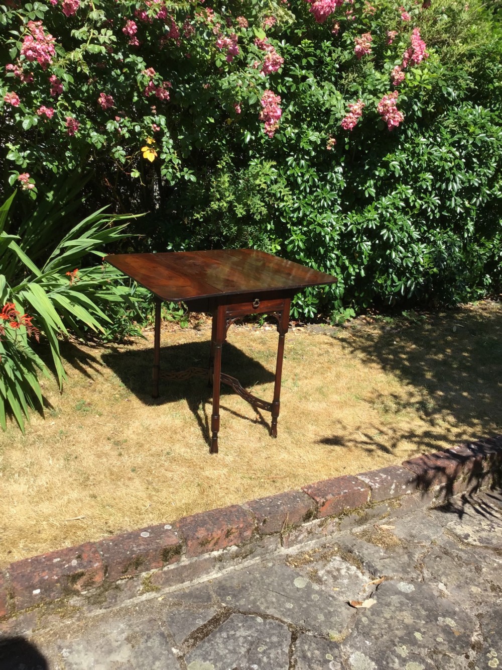 Pembrokedropleaf table View III